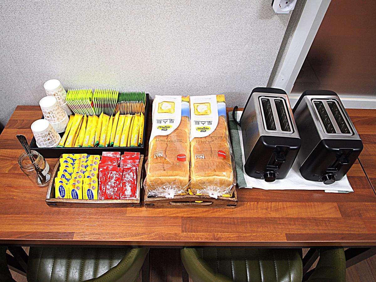 Hostel Gaon Sinchon Szöul Kültér fotó